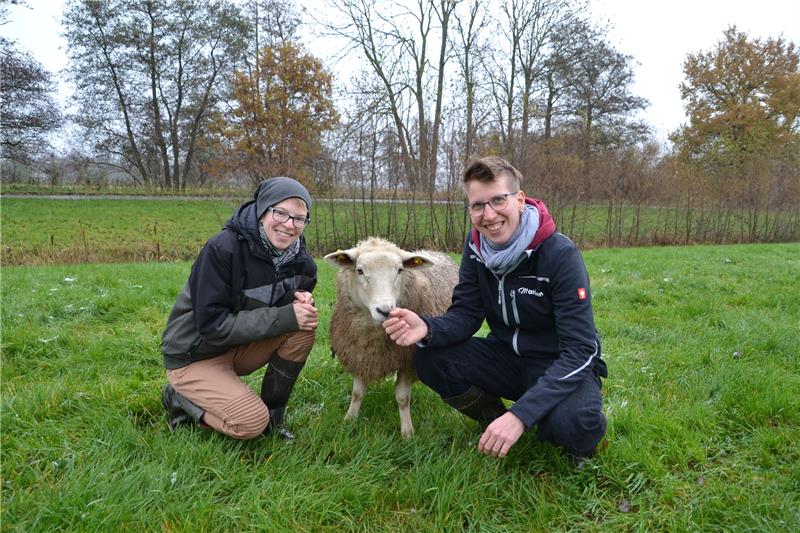 Steffi und Marleen Lemke mit ihrem Flaschenschaf Rosalie.