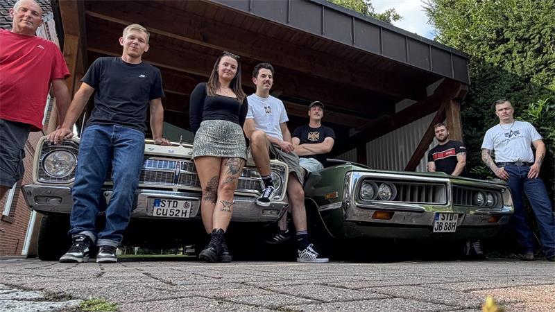 Stehen auf Oldtimer (von links): Holger Buck, Adrian Radtke, Franziska Becker, Leon Buck, Jorvi Liestmann, Michel Garske und Justin Bonath.