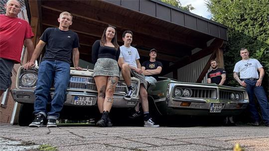 Stehen auf Oldtimer (von links): Holger Buck, Adrian Radtke, Franziska Becker, Leon Buck, Jorvi Liestmann, Michel Garske und Justin Bonath.