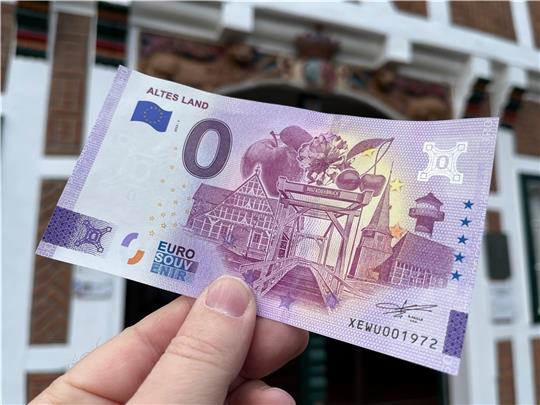 Stehen bei Sammlern und Urlaubern hoch im Kurs: Ab 2023 bringt die Tourist-Info einen 0-Euro-Schein als Souvenir in Umlauf. Foto: Vasel