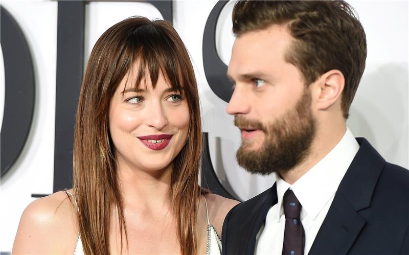 Stehen für den Erfolg von „Fifty Shades of Grey“ : Die Schauspieler Dakota Johnson (links) und Jamie Dornan. Foto dpa
