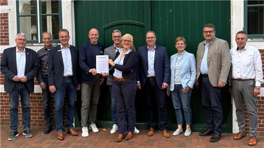 Stehen jetzt Seite an Seite: Bürgermeister unterzeichneten in Apensen eine Absichtserklärung.