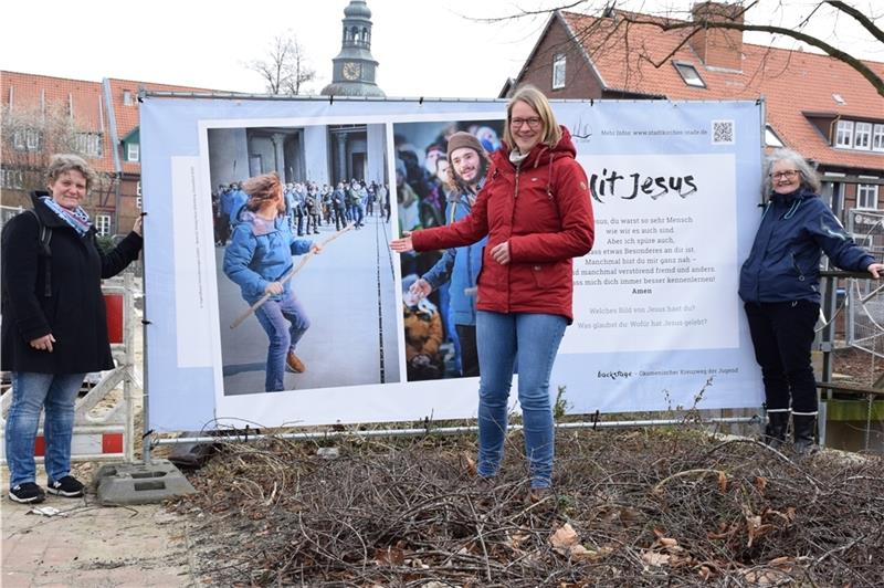 Stehen zu den Plakaten (von links): Dorlies Schulze, Johanna Wutkewicz und Ingeborg Carmesin am Tor zur Altstadt . Foto: Strüning