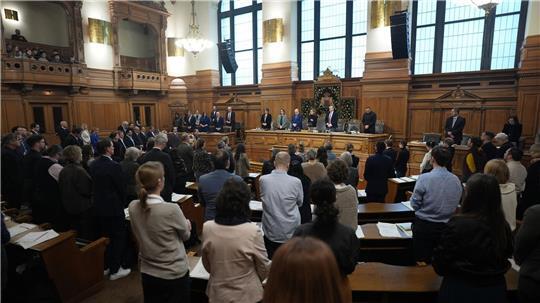 Stehend gedenken die Abgeordneten der getöteten 18-Jährigen.