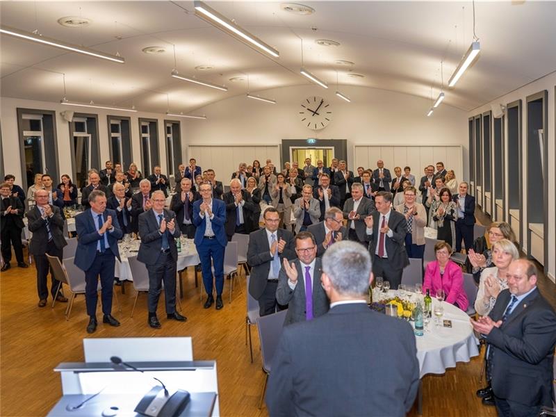 Stehende Ovationen für den scheidenden Landrat im Kreishaus. 110 geladene Gästen feierten (mit) Michael Roesberg . Fotos: Martin Elsen