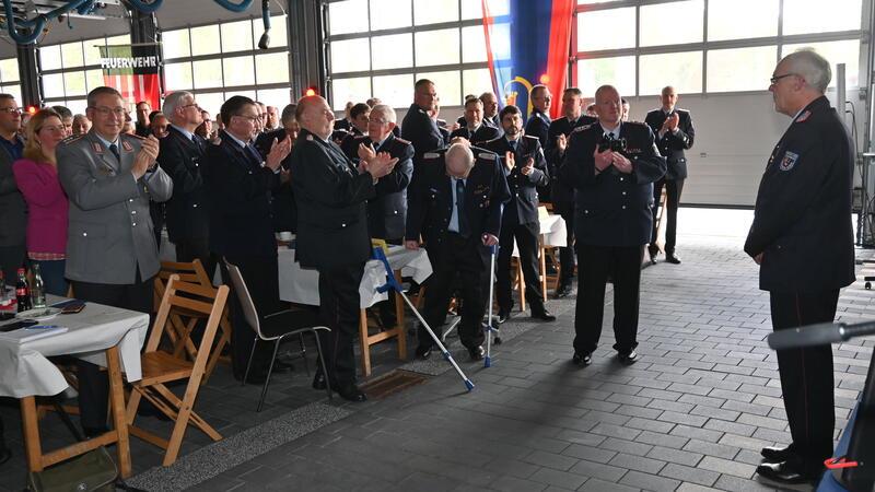 Stehende Ovationen gab es für den sichtlich bewegten Kreisbrandmeister Peter Winter im Feuerwehrgerätehaus in Horneburg.