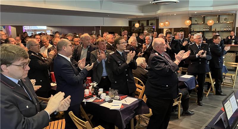 Stehender Applaus für Peter Winter, die Stadt-, Gemeinde- und Ortsbrandmeister der Feuerwehren im Kreis Stade zollen ihm Respekt für sein Engagement - nicht nur für die 92 Ortsfeuerwehren.
