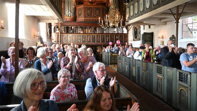 Stehender Applaus in der St.-Nikolai-Kirche in Borstel beim Finale der Borsteler Sommerklänge.