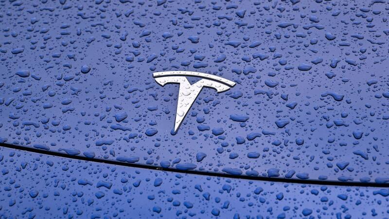 Stellenabbau bei Tesla - Experte erwartet „Durchhänger-Jahr“ Steht Tesla im Regen? Der US-Hersteller will mehr als zehn Prozent seiner Stellen weltweit abbauen.