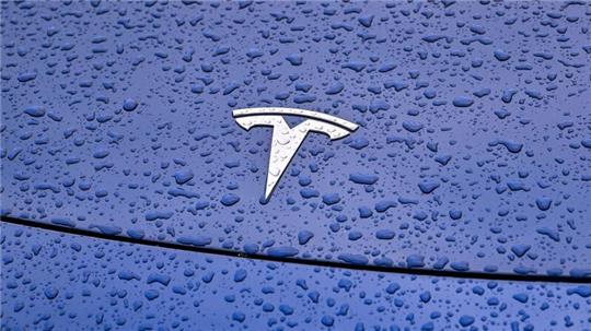 Steht Tesla im Regen? Der US-Hersteller will mehr als zehn Prozent seiner Stellen weltweit abbauen.