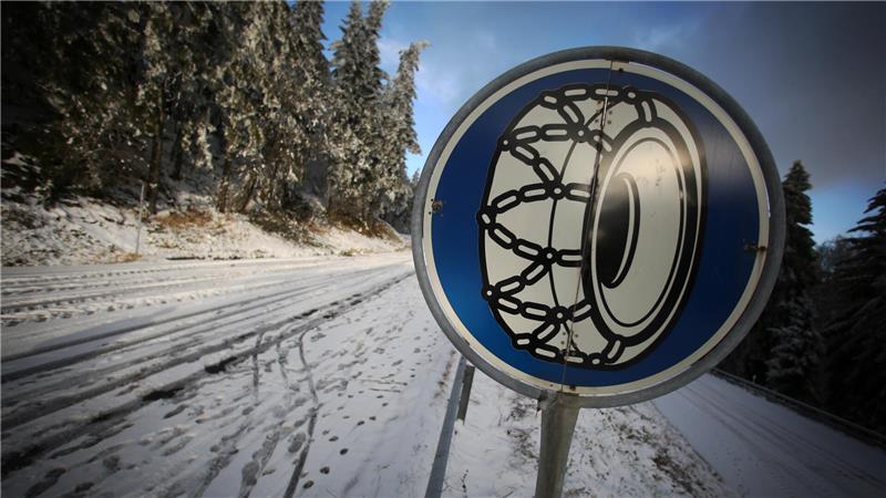Taucht dieses Schild auf, dürfen Autofahrer nur noch mit Schneeketten weiterfahren - und zwar unabhängig davon, ob Schnee liegt oder nicht.