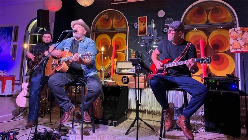 Bierzauber und Streetfood locken in den Harsefelder Klosterpark Steht für authentische Klänge zwischen Folk, Country, Rock und Pop: das Ben Moske Trio.