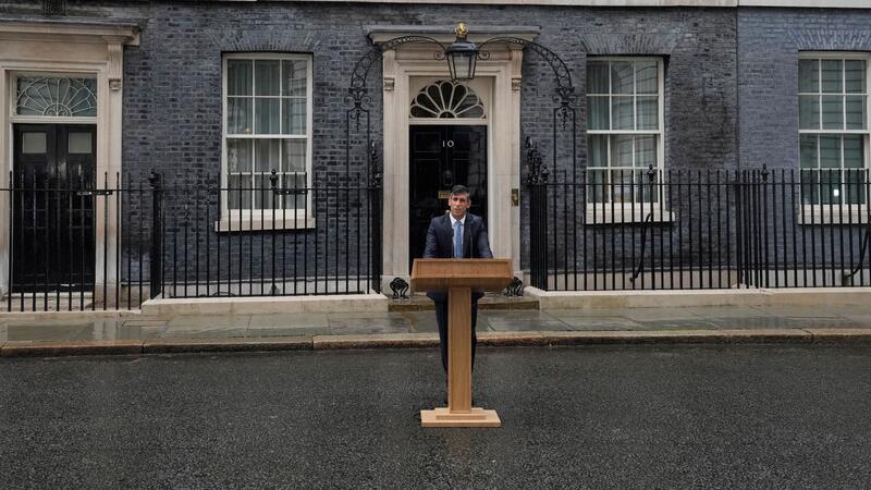 Premier Sunak setzt britische Parlamentswahl an Steht im Regen und kündigt Neuwahlen an: Premierminister Rishi Sunak.