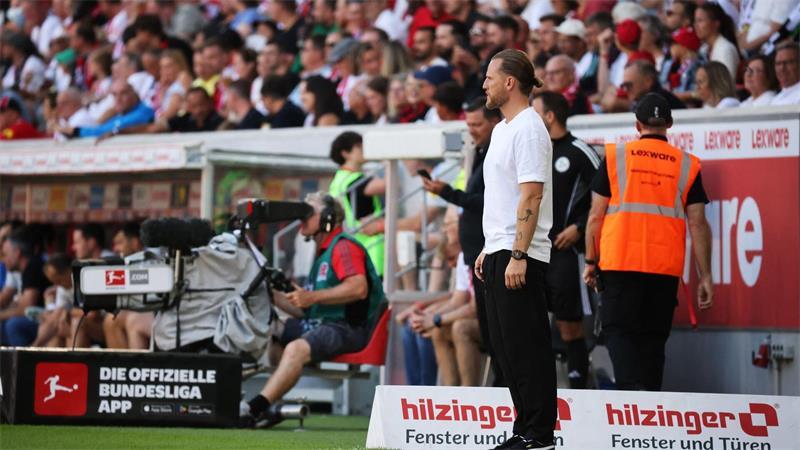 Freiburg und BVB bauen Siegesserie aus - Krise in Gladbach Steht unter Druck: Gladbach-Coach Eugen Polanski