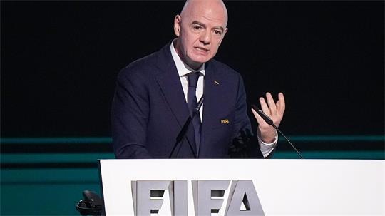 Steht weiter unter Druck - wehrt sich aber auch: Gianni Infantino. (Archivbild)