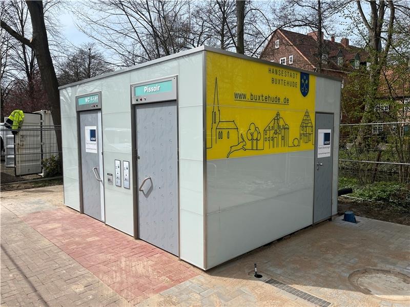 Buxtehude hat jetzt ein Altstadt-Klo – Kostenloses WLAN-Netz wird ausgebaut Steht, wird demnächst angeschlossen und soll ab Mai benutzbar sein: die neue Toilettenanlage auf dem Altstadtparkplatz in Buxtehude. Foto: Hamann