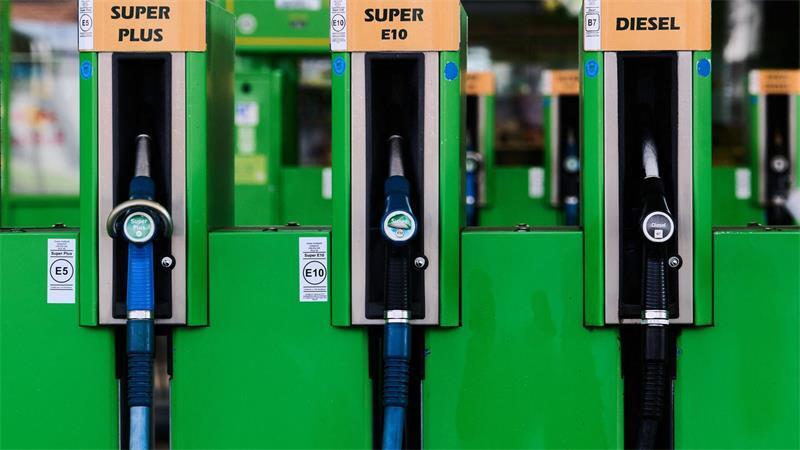 Steigende Energiepreise treiben seit Monaten die Inflationsrate in Deutschland, Verbraucher merken das an der Zapfsäule. (Archivbild)
