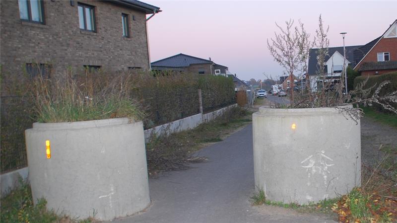 Stein des Anstoßes: Durch die Poller zum Waldfrieden sind die Straße Kornlingen und der Brunnenweg eine Sackgasse . Foto: Laudien