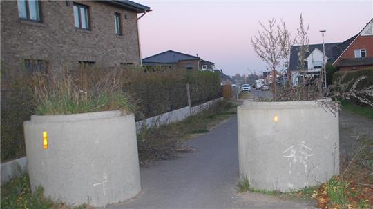 Stein des Anstoßes: Durch die Poller zum Waldfrieden sind die Straße Kornlingen und der Brunnenweg eine Sackgasse . Foto: Laudien