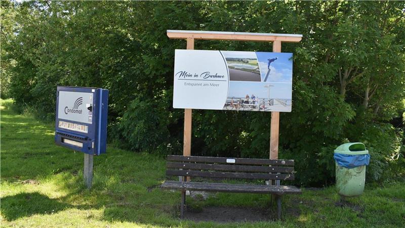 „Stein des Anstoßes“ ist dieser in direkter Nachbarschaft zum neuen Ortsbegrüßungsschild stehende Kondomautomat. Die Bank hatte der Bürgerverein schon vor einigen Jahren aufgestellt.