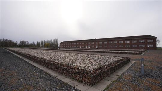 Steine kennzeichnen die Barackenstandorte im ehemaligen Häftlingslager auf dem Gelände der Hamburger KZ-Gedenkstätte Neuengamme.