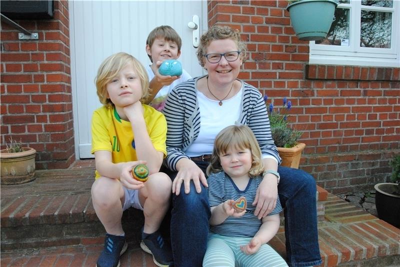Steine mit Aussagekraft: Pastorin Anika Röling mit ihren Kindern Bruno, Wilhelm und Eva. Fotos: Stief