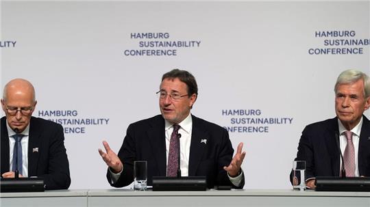 Steiner (Mitte) sagt, es werde auf der Konferenz konkrete Ergebnisse geben.