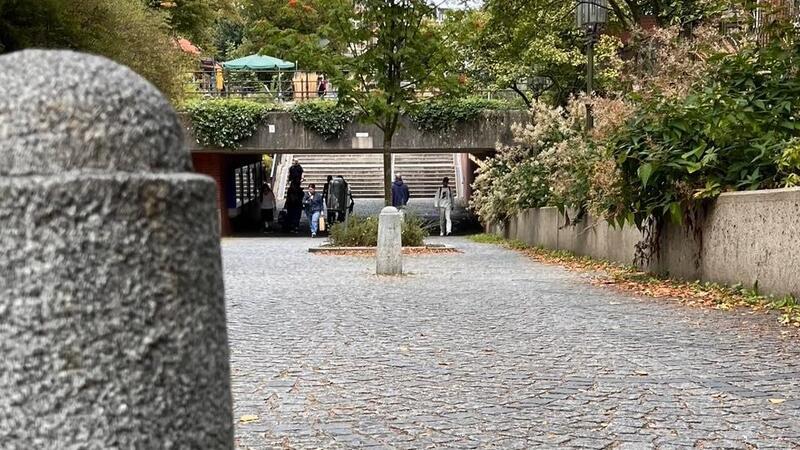 Steinerne Poller markieren die Abgrenzung zwischen Radverkehr und Fußgängern. Als Grenze werden sie von vielen nicht wahrgenommen.