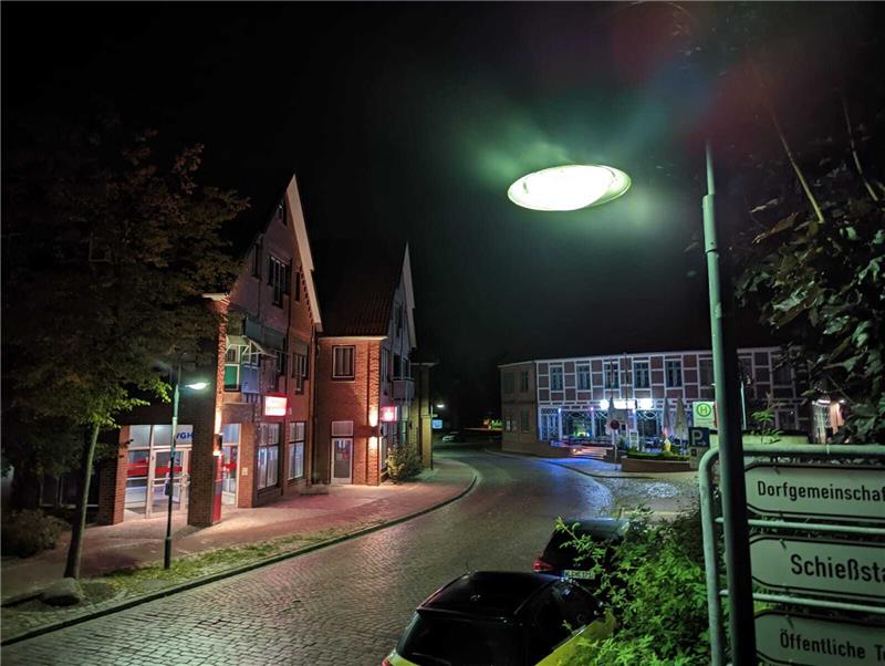 Steinkirchen lässt vorerst die Straßenbeleuchtung auch nachts an. Foto: Battmer