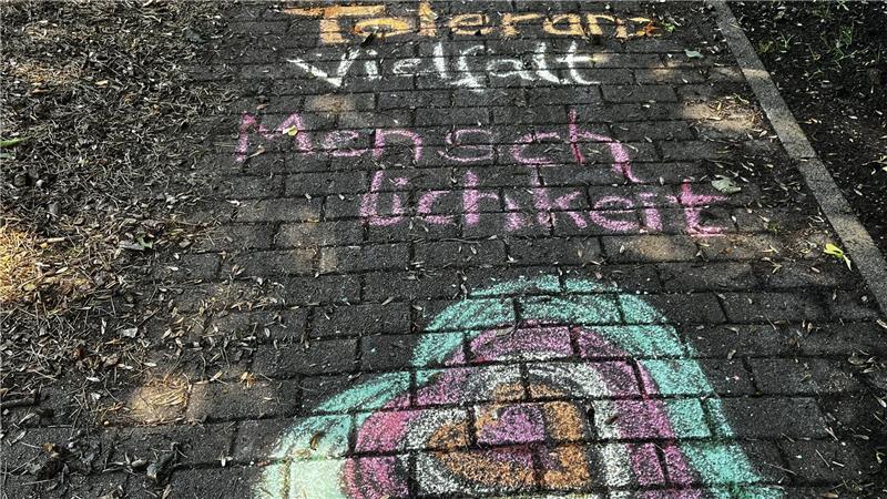 Steinkirchener Pflaster: Wo die AfD ihren Standort angemeldet hatte, wurde der Boden tags zuvor mit Kreide bemalt.