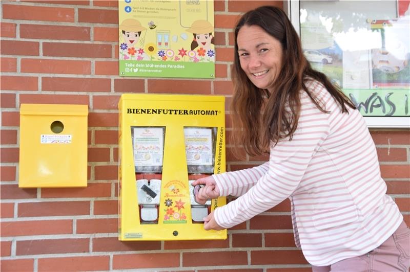 „Bienenfutter“: Saatgutautomat in Steinkirchen neu bestückt Steinkirchens Bürgermeisterin Sonja Zinke entdeckte den Automaten in einem Newsletter. Foto: Battmer (Archiv)