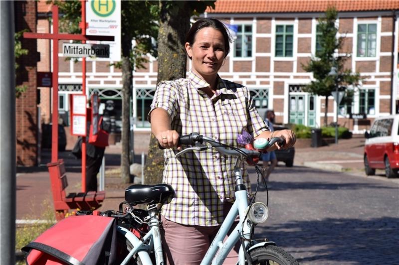 Radfahrer dürfen in Steinkirchen wieder zum Teil auf dem Gehweg fahren Steinkirchens Bürgermeisterin Sonja Zinke setzt sich für den Radverkehr ein. Foto: Battmer (Archiv)