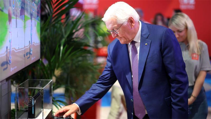 Steinmeier am Nintendo-Messestand, wo er digitales Bogenschießen als Sportart ausprobierte.