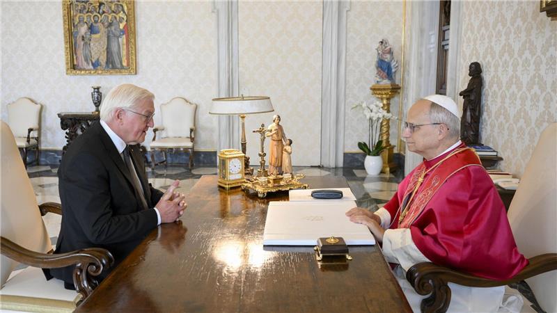 Steinmeier: Papst kann wichtiger Vermittler in Krisen sein Steinmeier lädt den Papst zu Besuch nach Deutschland ein.