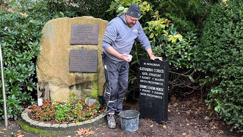 Wie eine mutige Fredenbeckerin gegen Nazis kämpfte - und verlor Steinmetz Frank Bartels aus Stade setzt die neue Stele für zwei weitere Opfer des NS-Terrors aus Fredenbeck auf dem Friedhof.