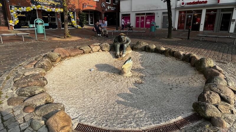Steinwüste statt Meer: Fischer und Butt am Stader Pferdemarkt.
