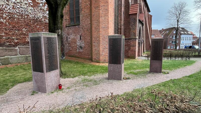 Stelen für die Opfer des NS-Unrechtsregimes an der St.-Wilhaldi-Kirche in Stade.