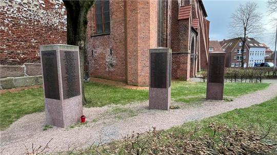 Stelen für die Opfer des NS-Unrechtsregimes an der St.-Wilhaldi-Kirche in Stade.