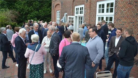 Stelldichein am Sonnabend im Schloss Agathenburg: CDU-Mitglieder und Weggefährten folgten der Einladung zum Sommerfest.