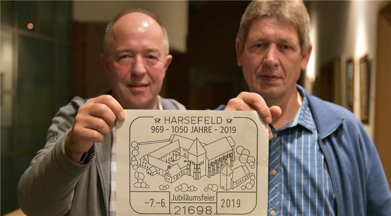 Stellen den Sonderstempel vor: Vereinschef Günther Borchers (links) und Schatzmeister Detlef Glantz von den Briefmarkenfreunden. Foto Beneke