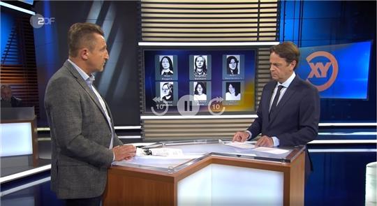 Stellen neue Erkenntnisse zum Vermisstenfall Anja Beggers vor: Rainer Brenner von der Polizeiinspektion Cuxhaven und Rudi Cerne, Moderator der Sendung "Aktenzeichen XY ... ungelöst". Foto: Screenshot