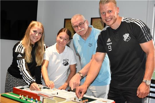 Stellvertretend für alle Spender setzten Sarah Wohlers, Luna Stobbe und Jan-Hendrik Scheppeit mit Hilfe von „Baumeister“ Peter Ragosch (2. von rechts) die Figuren in das Modell. Foto Felsch