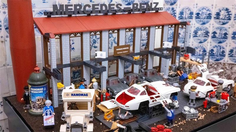 5.000 Playmobil-Figuren erzählen Bremens Geschichte Stellvertretend für das Wirtschaftswunder nach dem Zweiten Weltkrieg steht das Diorama mit dem Bremer Mercedes-Werk.