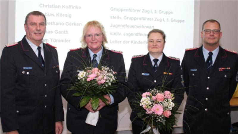 Stellvertretende Ortsbrandmeister Thomas Woitera und Ortsbrandmeister Stephan Woiterra gratulieren Martina Köpcke-Lausch und Angela Hundsdörfer.