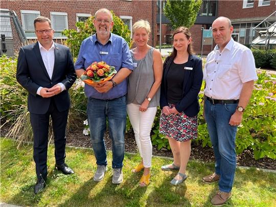 Stellvertretender Naturschutzamtsleiter Norbert Tiedemann (Zweiter von links) mit Landrat Kai Seefried, Personalrätin Sabine Kiehl, Kreisbaurätin Madeleine Pönitz und Naturschutzamtsleiter Dr. Uwe Andreas bei der feierlichen Verabschiedung.