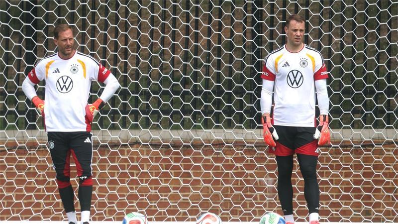 Attacke am Mittelmeer: Baumann rechnet mit Nagelsmann ab Stellvertreter Baumann und Stammkeeper Neuer waren bei der WM dabei. (Archivbild)