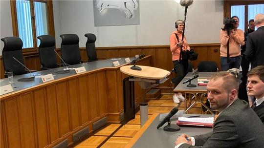 Stephan Bothe (AfD, r), Landtagsabgeordneter, sitzt vor einer mündlichen Verhandlung in einem Saal des Staatsgerichtshofs.