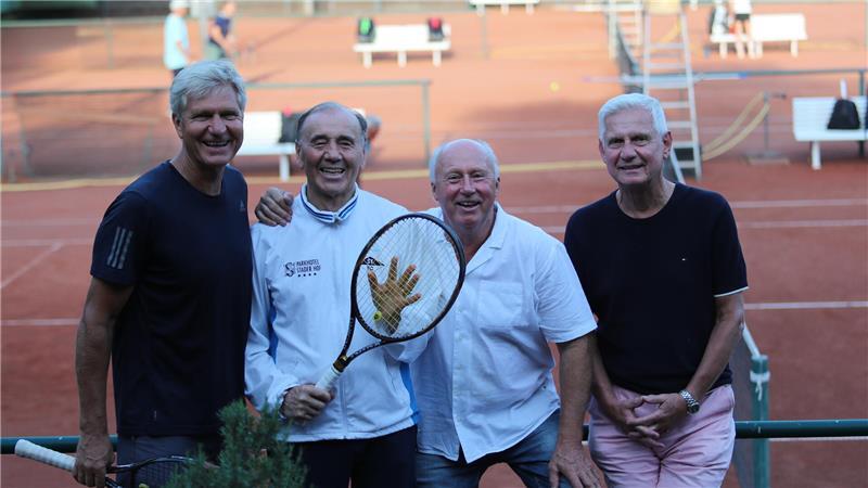 Stephan Brune, Vinco Topic, Klaus Schmidt und Gerd Pasterkamp (von links) feiern die Meisterschaft.