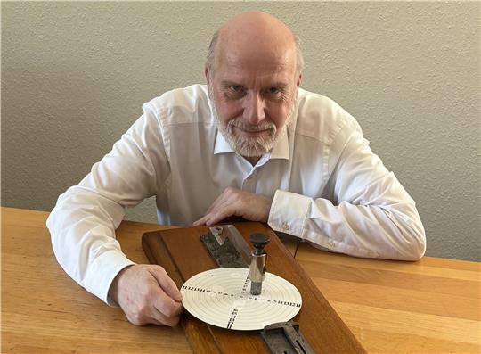 Stephan Dierks zeigt die Teilermessmaschine der Buxtehuder Schützengilde von 1539. Der Waffen- und Gerätewart ist einer der wenigen in der Gilde, der das vermutlich 150 Jahre alte Gerät zu bedienen weiß.