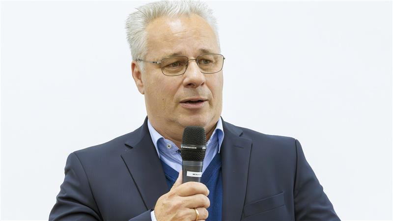 Freundliche Übernahme: Im Apenser Rathaus hat Buxtehudes Bürgermeisterin das Wort Stephan Engel, Koordinator für die Stader Chemie.